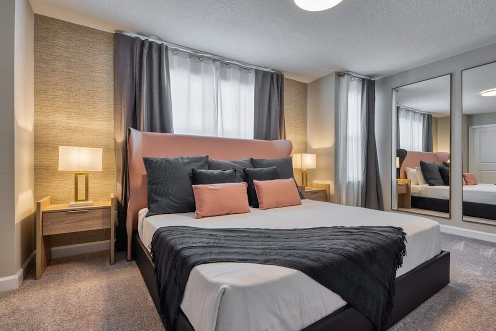 Stylish 4 Bedroom Home 10 min From Disney Villa 12