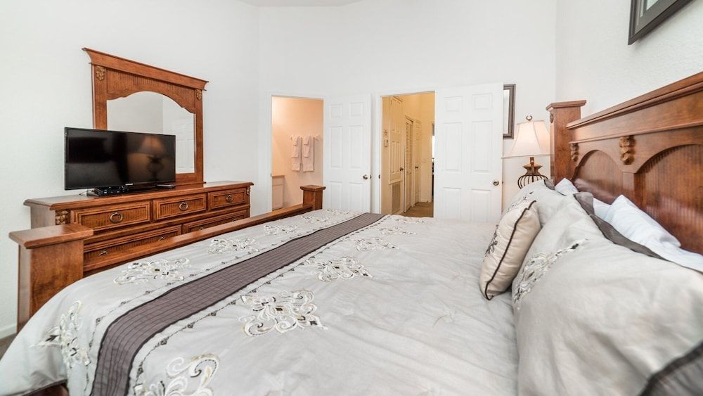 House, Multiple Beds, Pool Access (OP7652)