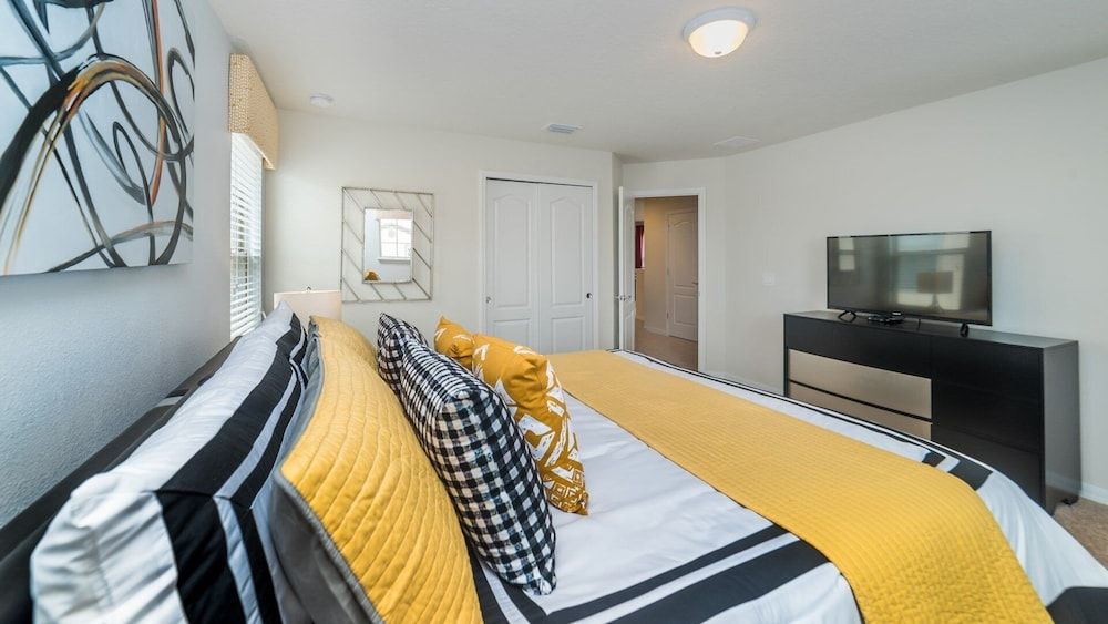 House, Multiple Beds, Pool Access (RHS9026)