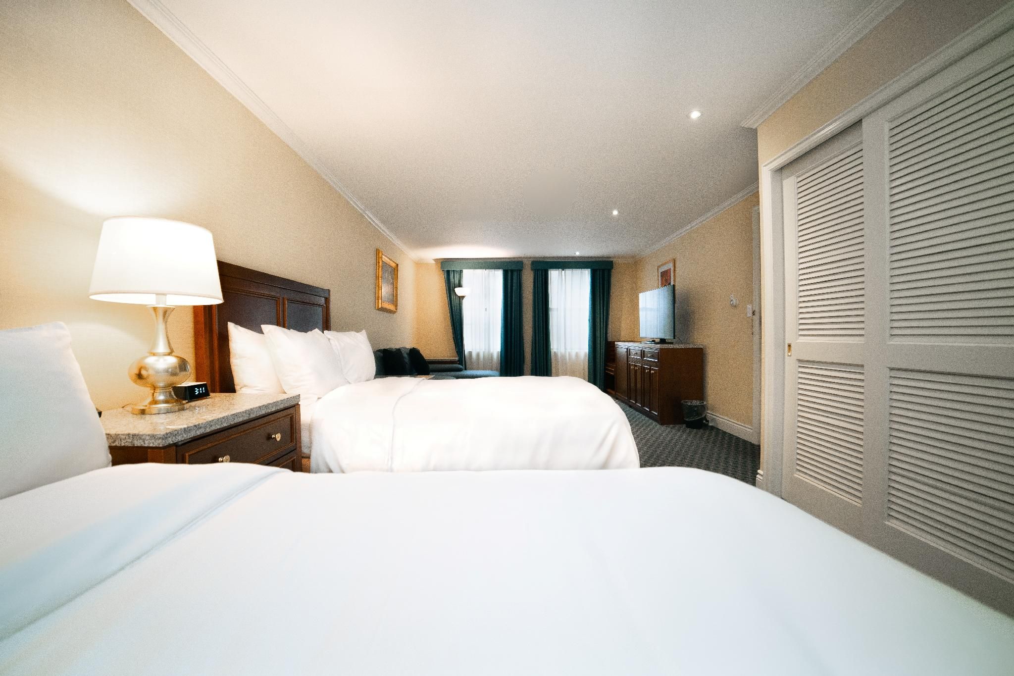2 Full Beds Suite