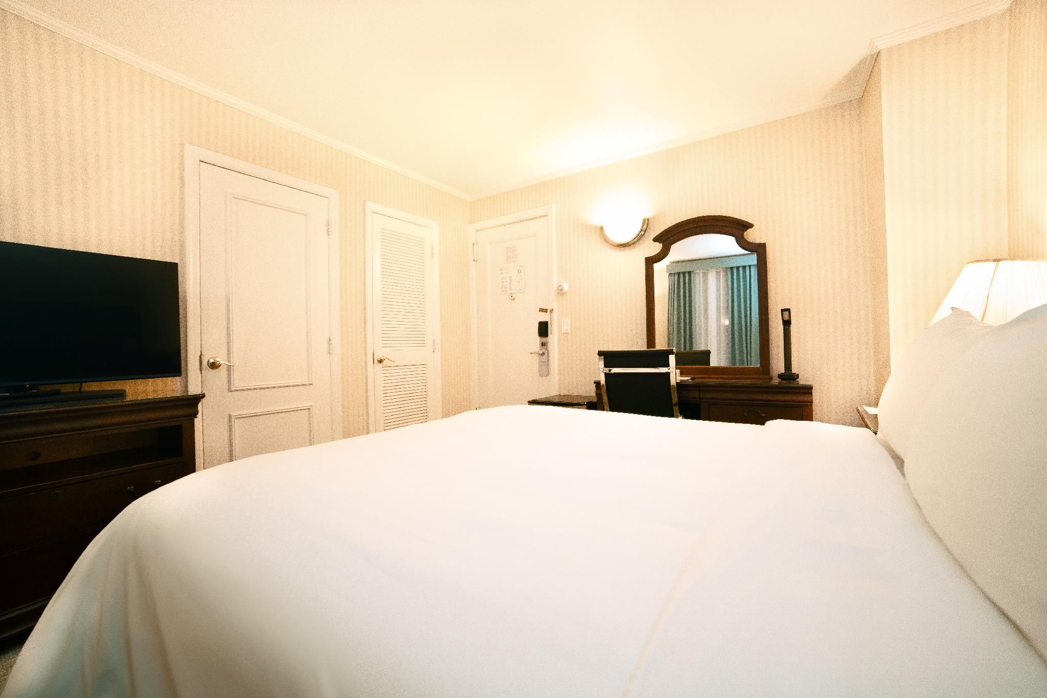 High Floor - 1 Queen Bed