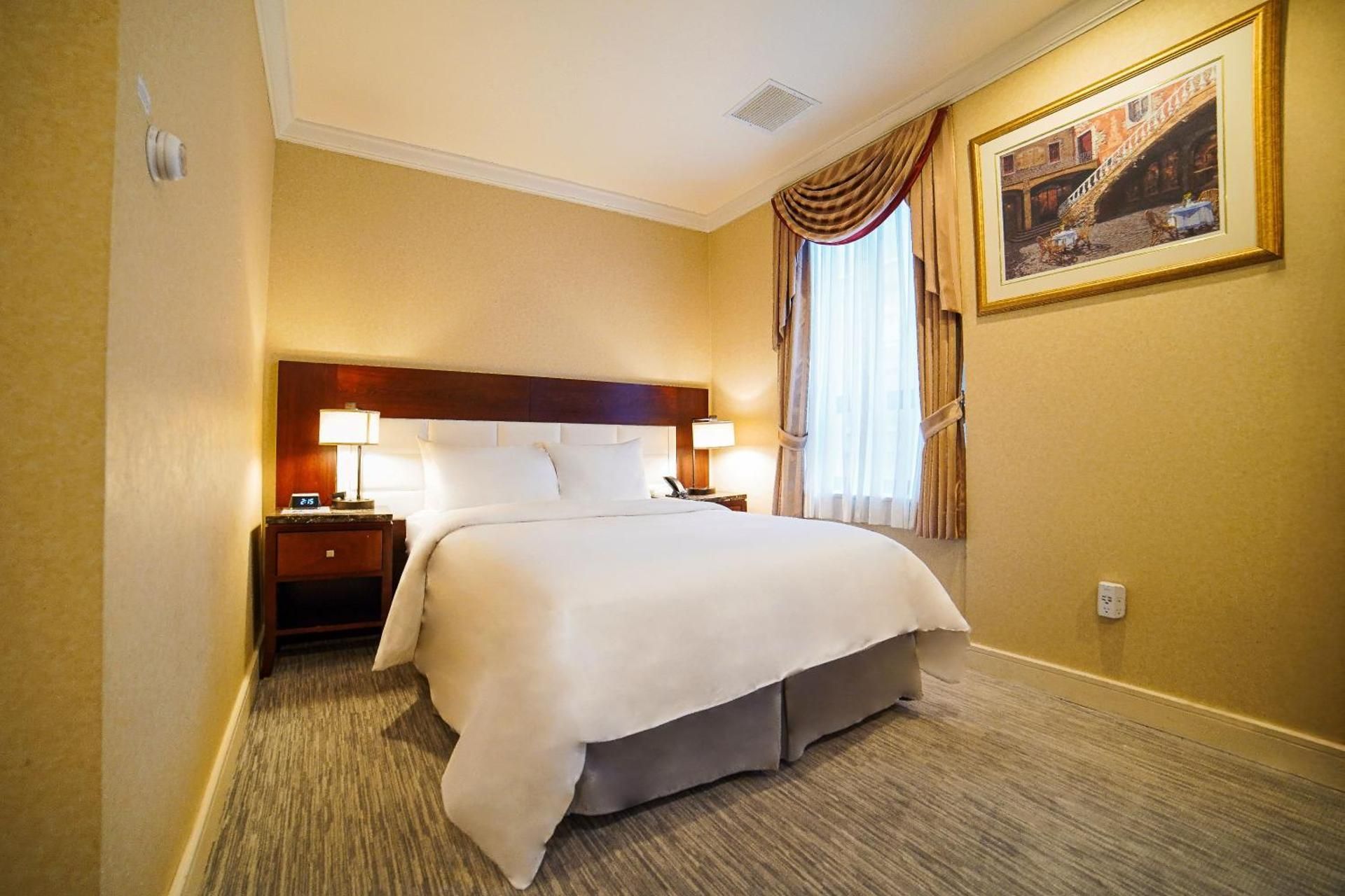 High Floor - City View - 1 Queen Bed