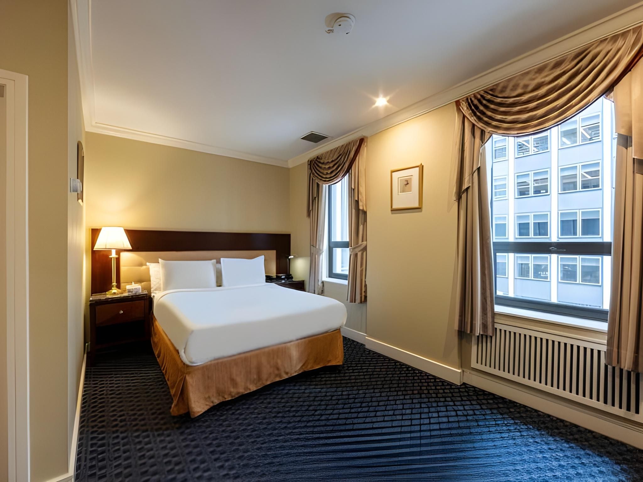 1 Queen Bed