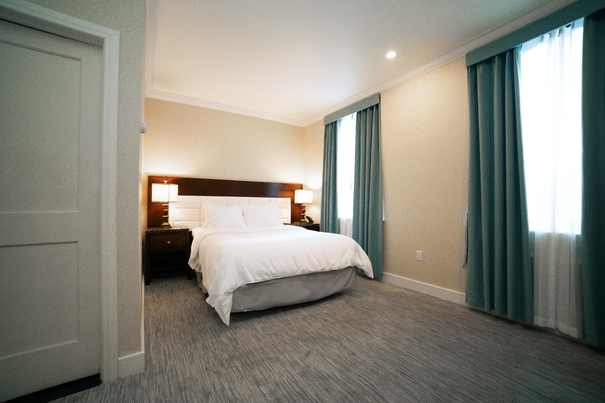 High Floor - City View - 1 Queen Bed
