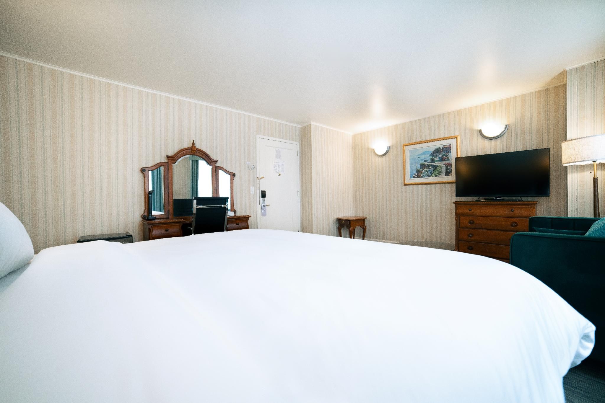 High Floor - City View - 1 King Bed