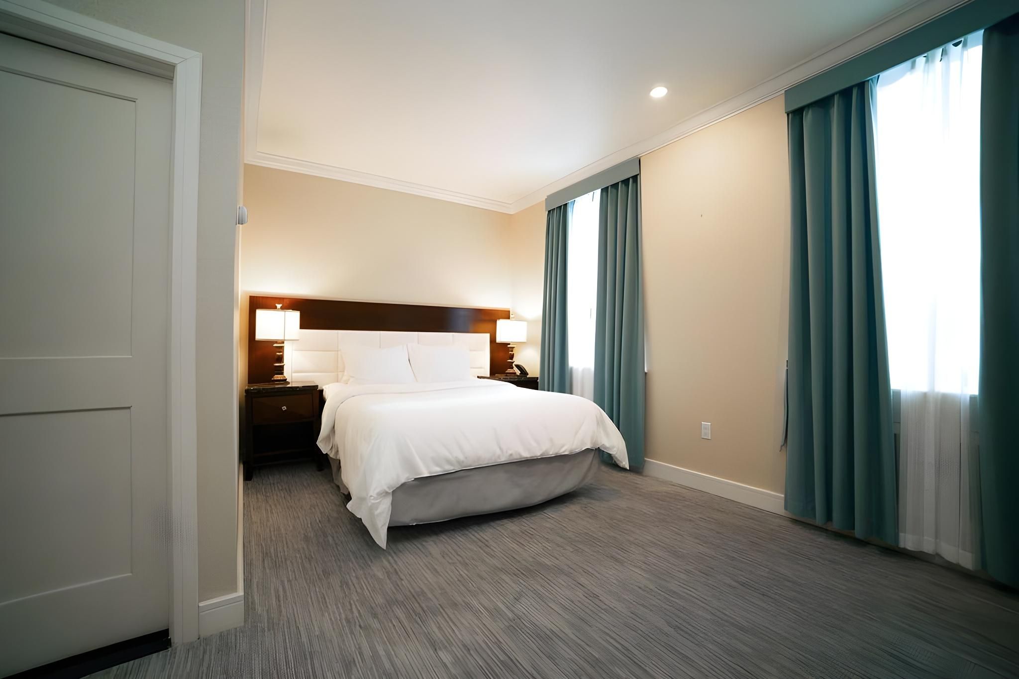 1 Queen Bed