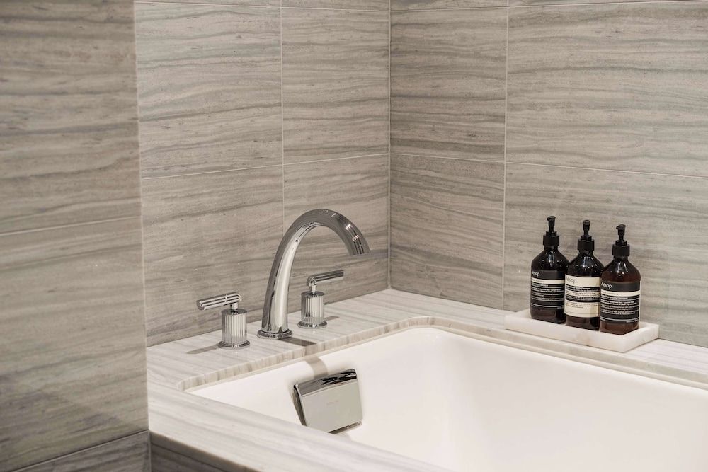 Waldorf Astoria New York Deluxe Room, 1 King Bed (Hearing) 3