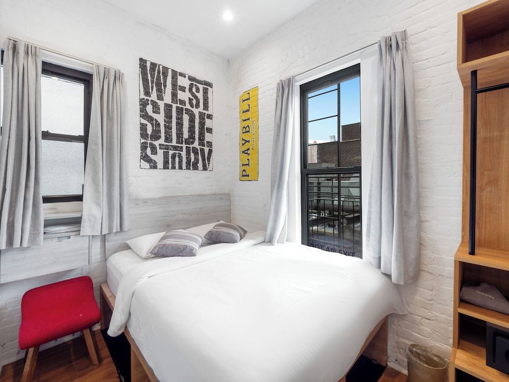 1 Queen Bed Room