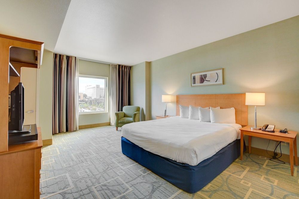Sapphire Skyline Premium Suite Signature Suite 9