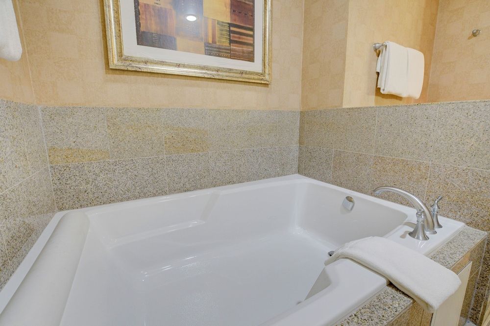 Sapphire Skyline Premium Suite Signature Suite 16