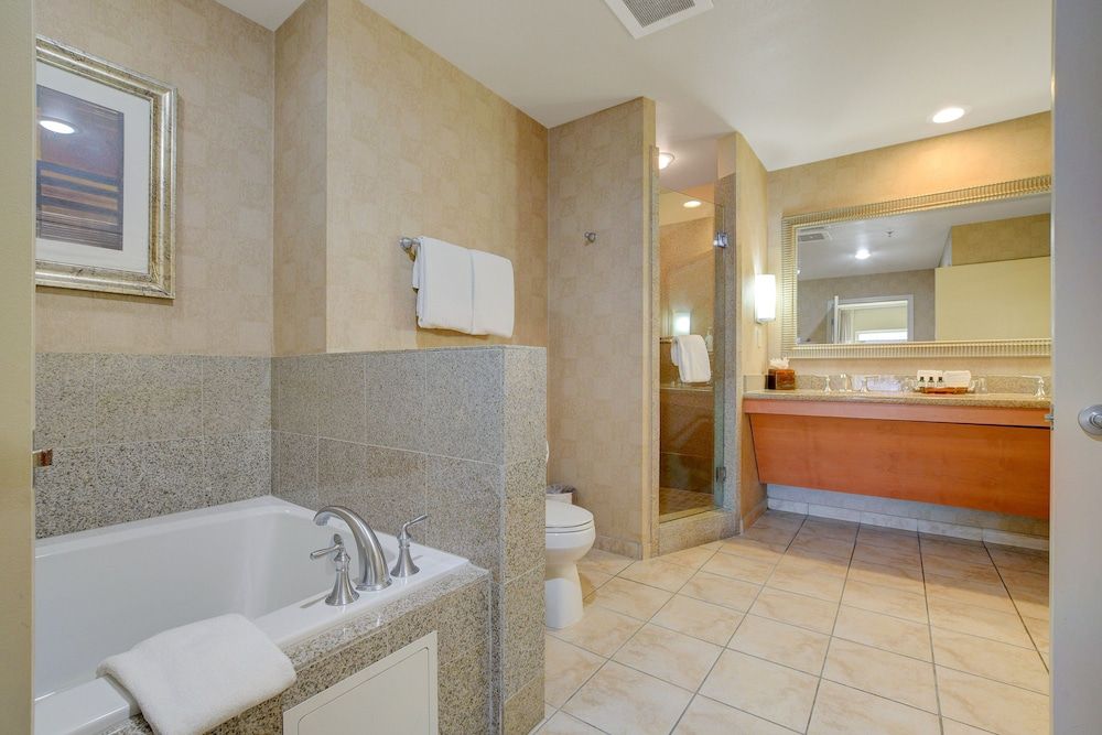 Sapphire Skyline Premium Suite Signature Suite 14