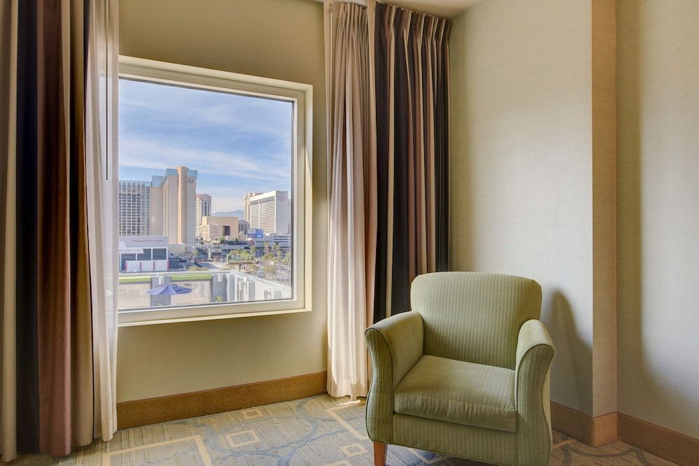Sapphire Skyline Premium Suite Signature Suite 25