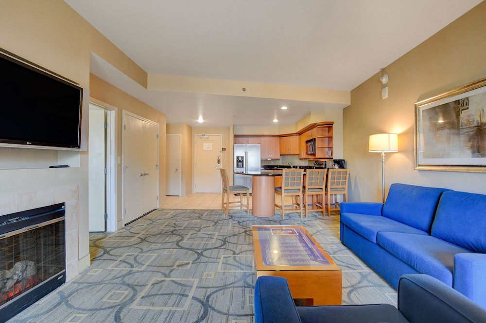 Sapphire Skyline Premium Suite Signature Suite 20