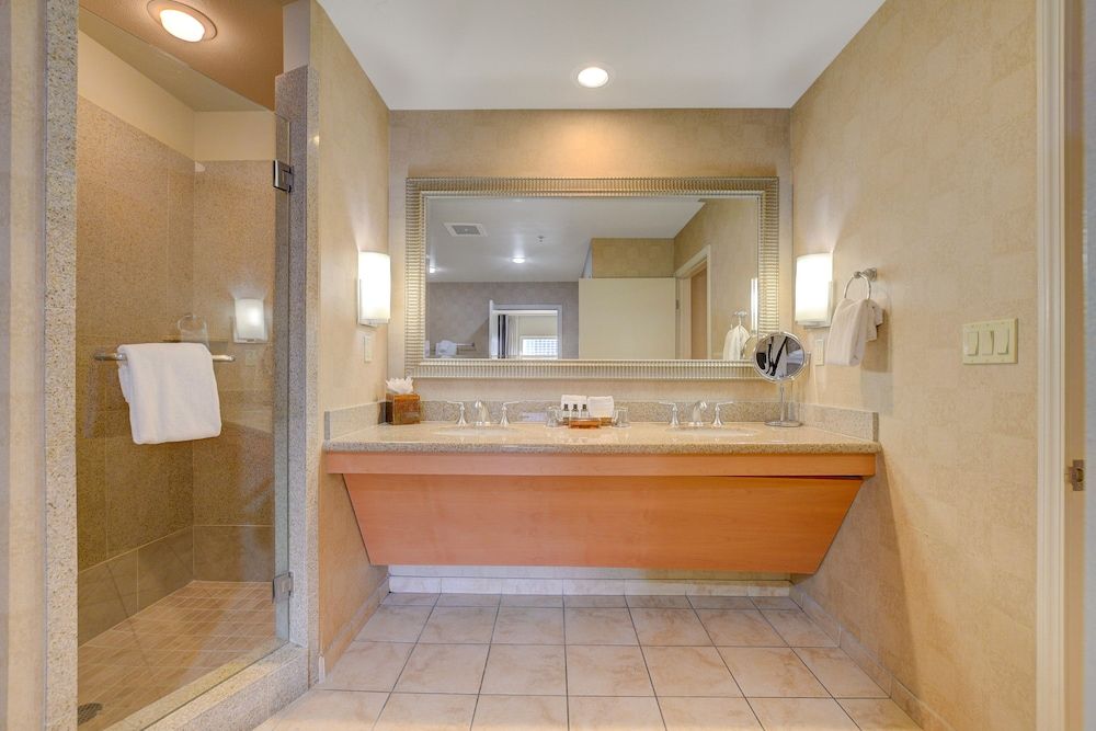 Sapphire Skyline Premium Suite Signature Suite 11