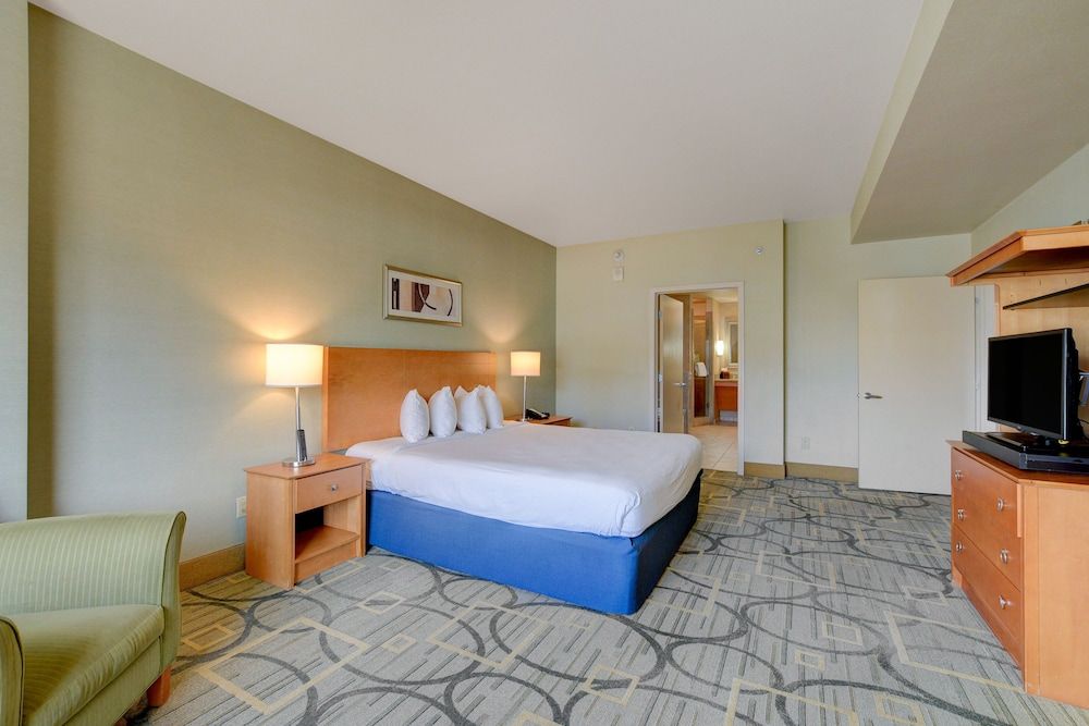 Sapphire Skyline Premium Suite Signature Suite 3