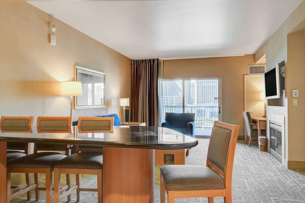 Sapphire Skyline Premium Suite Signature Suite 17