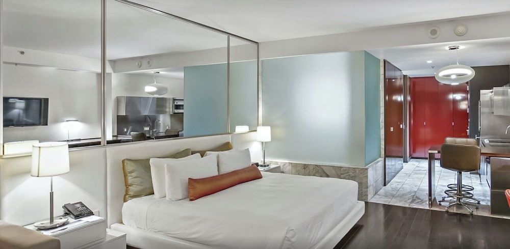 Ava's Suite 37th FLR PALMS PLACE Deluxe Studio, City View 3