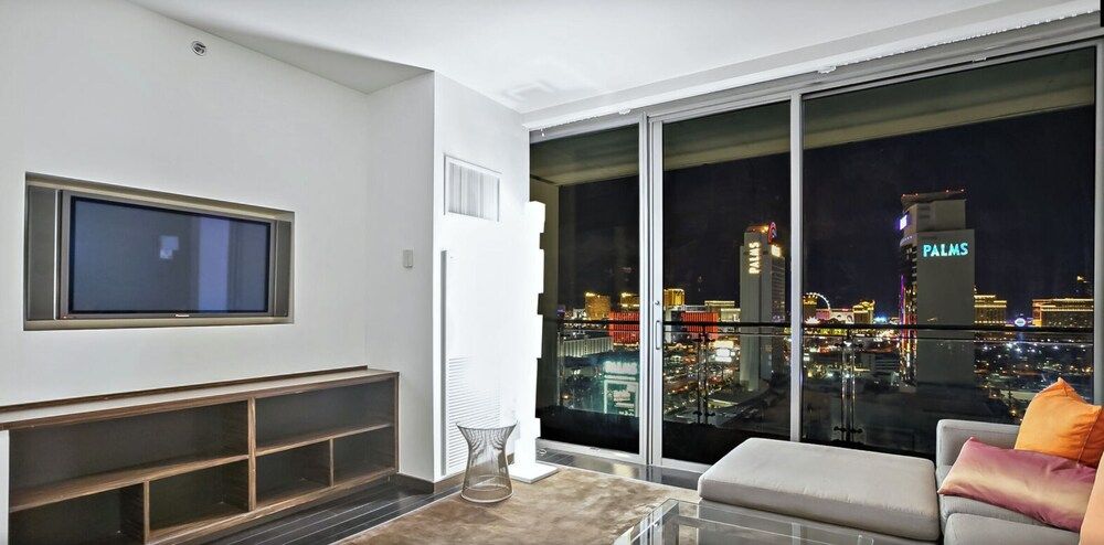 Ava's Suite 37th FLR PALMS PLACE Deluxe Studio, City View 12