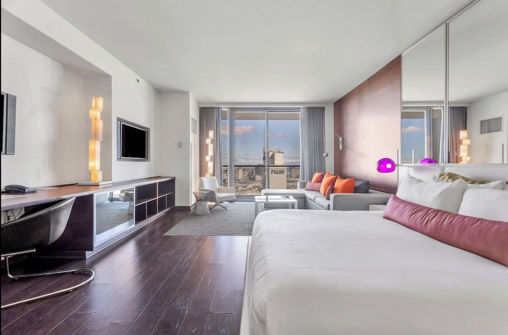 Ava's Suite 37th FLR PALMS PLACE Deluxe Studio, City View 6