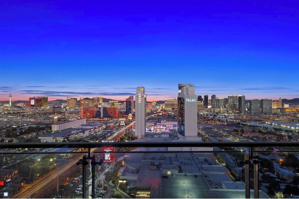 Ava's Suite 37th FLR PALMS PLACE Deluxe Studio, City View 7