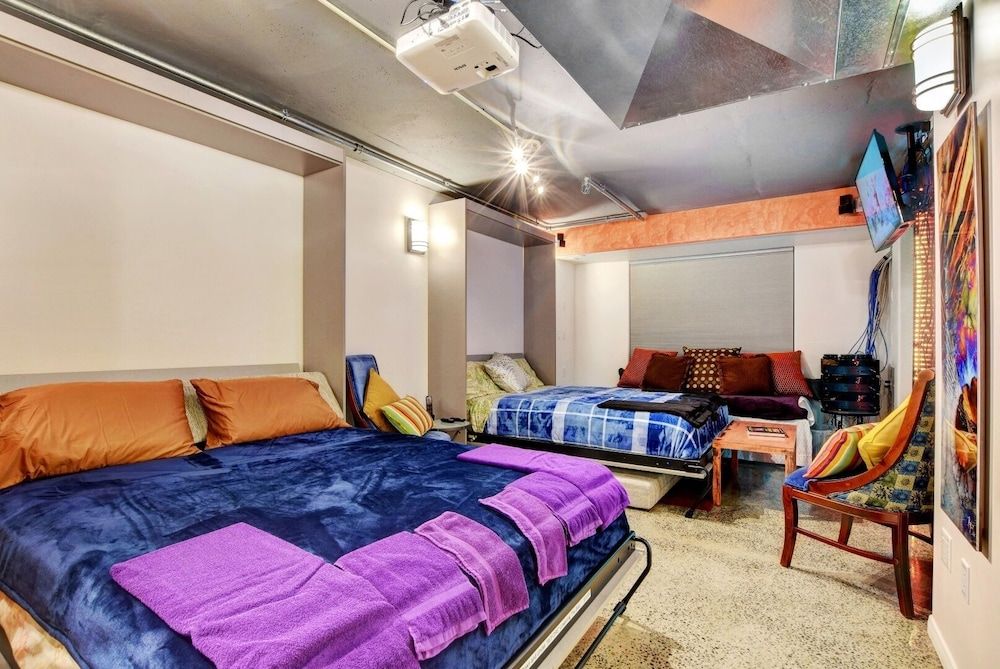 LVStripHouse JC408-Modern 2 BD/2BA Condo Sleeps 8