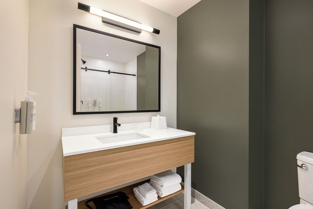 Spark By Hilton Las Vegas Airport Room, 1 King Bed 4