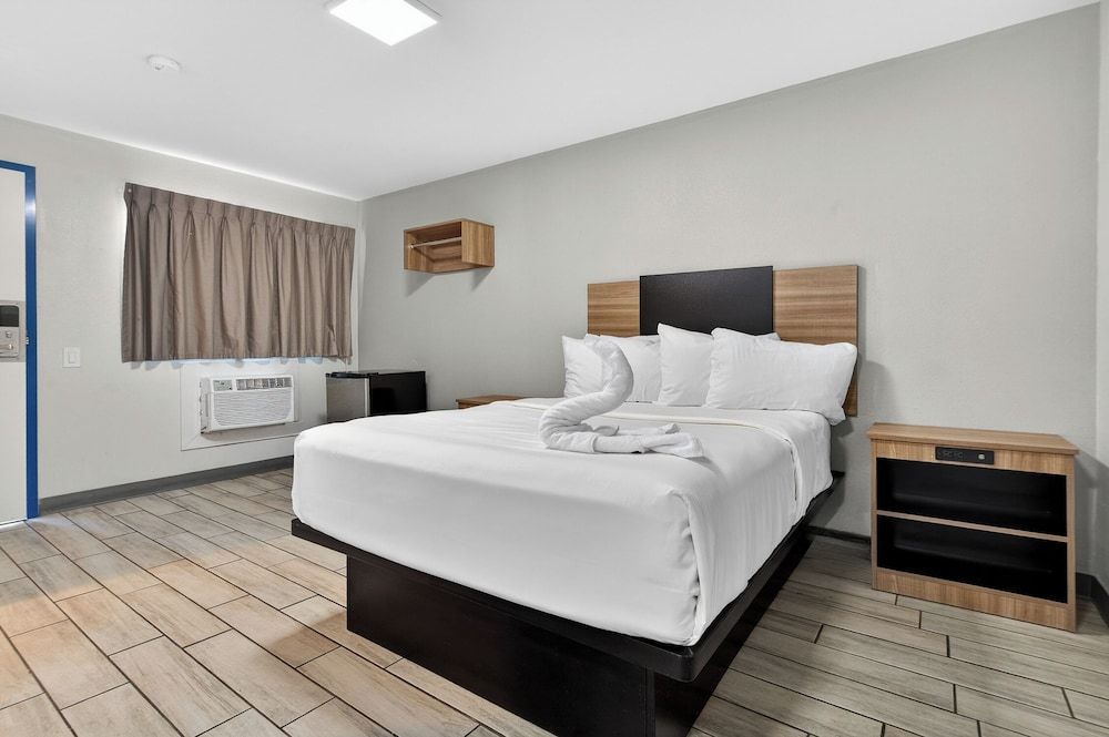 Rodeway Inn Las Vegas Fremont Street Standard Room, 1 Queen Bed, Non Smoking 2