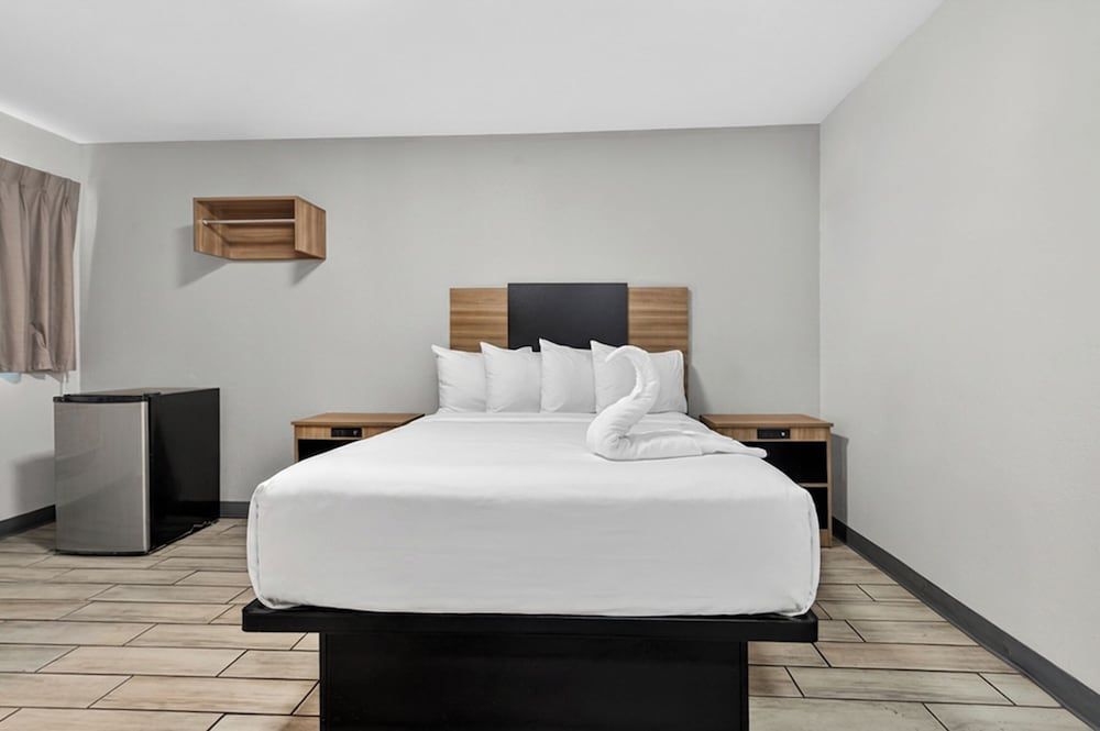 Rodeway Inn Las Vegas Fremont Street Standard Room, 1 Queen Bed, Non Smoking 5