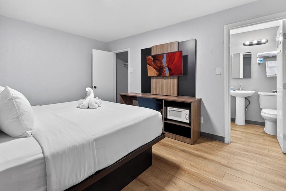 Rodeway Inn Las Vegas Fremont Street Standard Room, 1 Queen Bed, Non Smoking 3