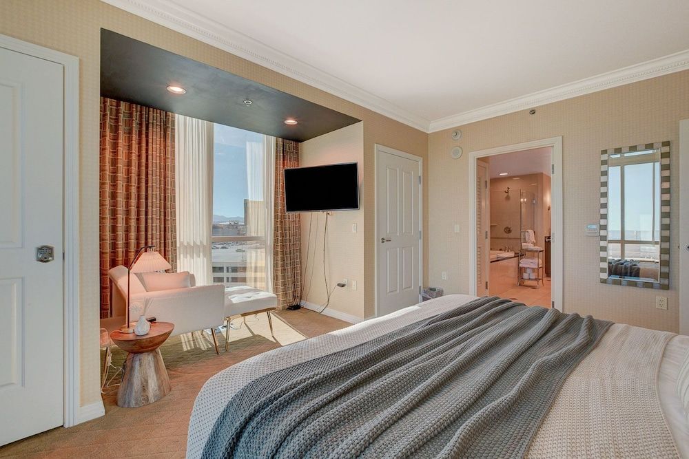 LUXE 702 MGM Signature 1 BR 2 BTH SUITE