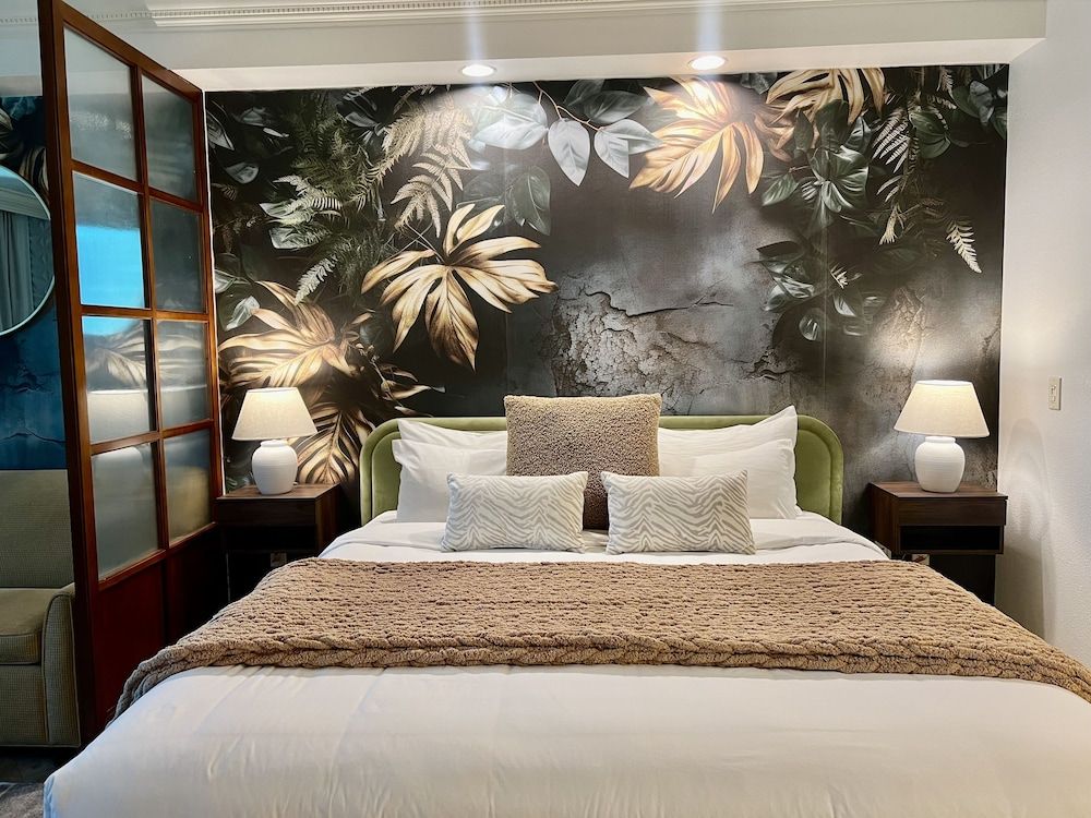 Elite Studio Suite, 1 King Bed with Sofa bed, Refrigerator & Microwave, City View