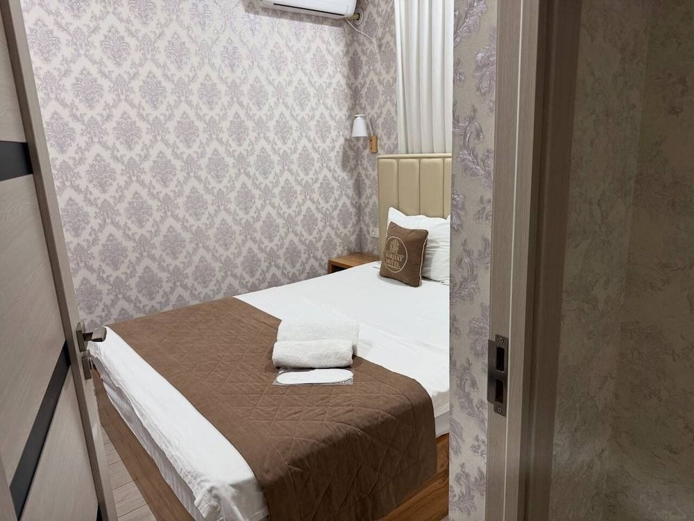 BARHAT HOTEL Family Quadruple Room 7