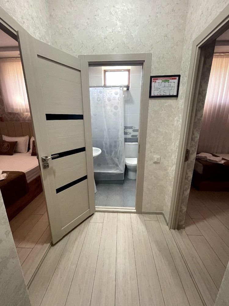 BARHAT HOTEL Family Quadruple Room 15