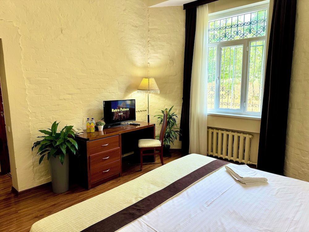 RETRO PALACE Standard Double or Twin Room 4