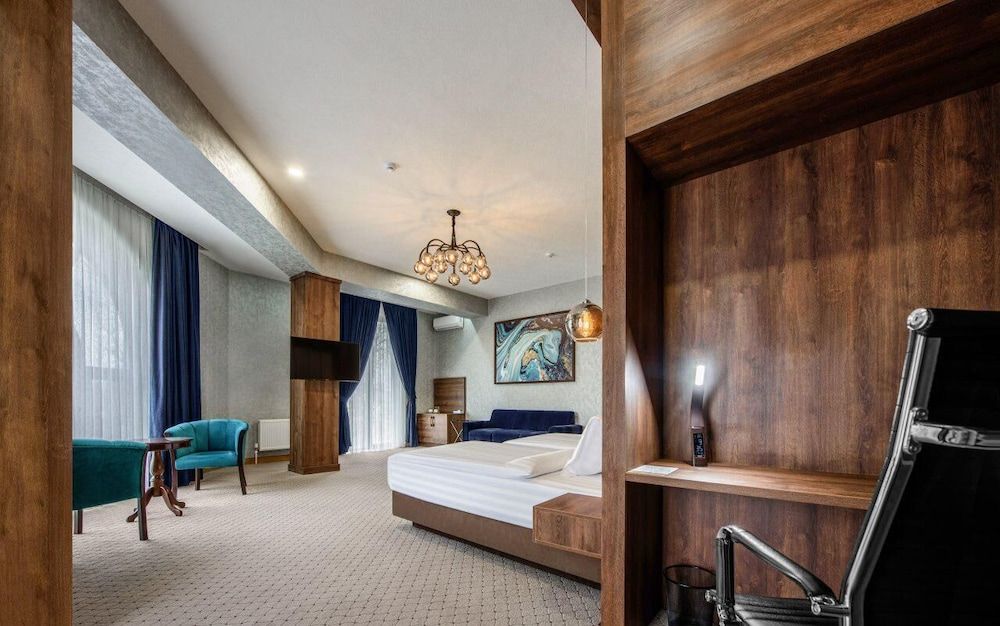 Corner Hotel Tashkent Luxury Room 2