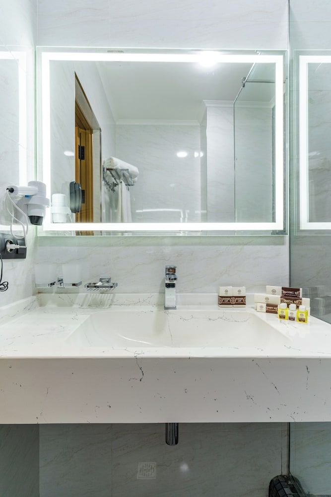 Mirzo Hotel Deluxe Single Room 4