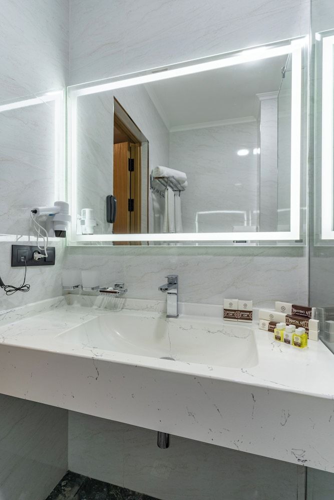 Mirzo Hotel Deluxe Double Room 4