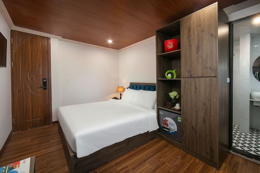 Deluxe Room, 1 Queen Bed, City View