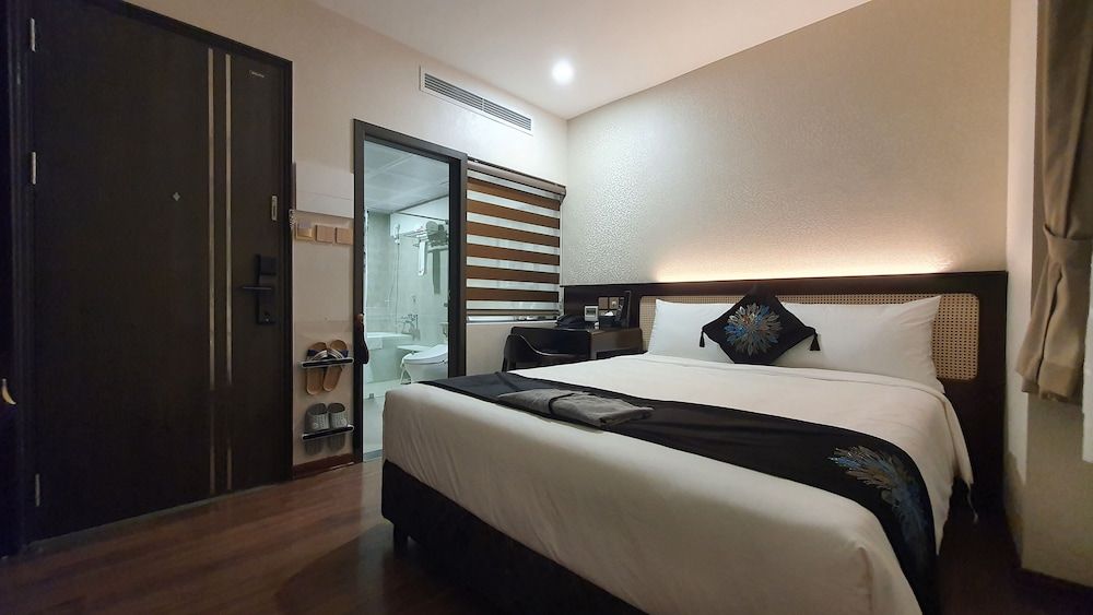 Deluxe Double Room, 1 Queen Bed, Bathtub, City View
