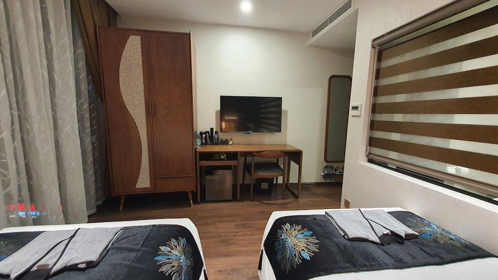 Premium Double or Twin Room, Multiple Beds, Bathtub, City View