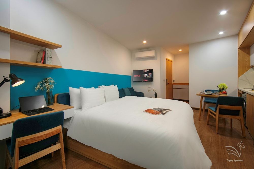 Deluxe Studio, 1 King Bed, Balcony