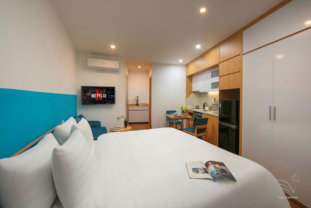 Deluxe Studio, 1 King Bed, Balcony