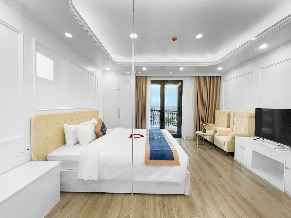 Deluxe Suite, 1 King Bed, Balcony