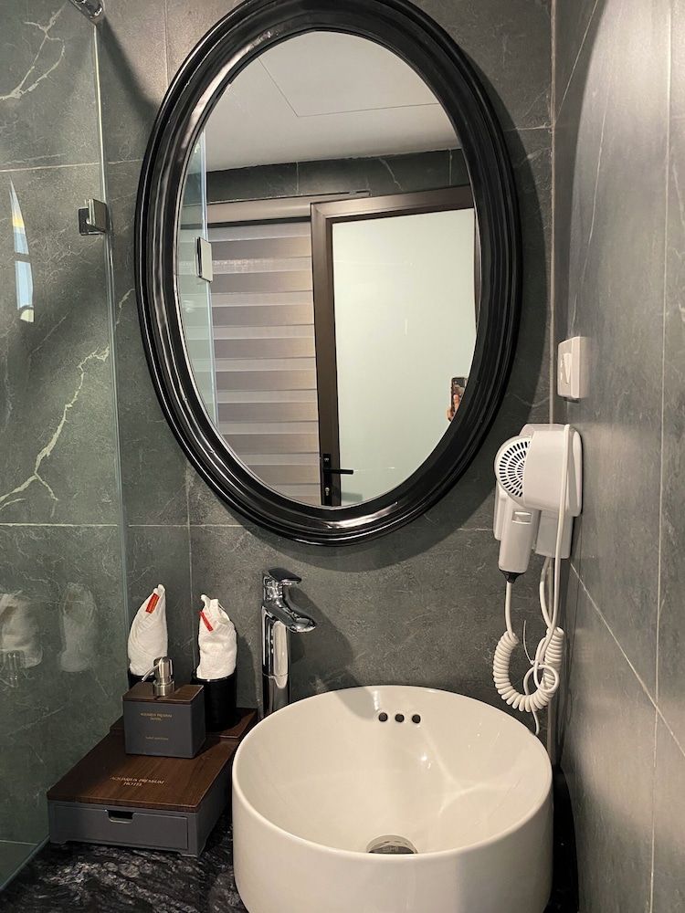 Aquarius Premium Hotel Premium Room, Bathtub, City View 5