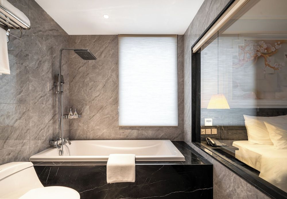 Luxe Paradise Premium Hotel Executive Double Room, Bathtub, City View 5