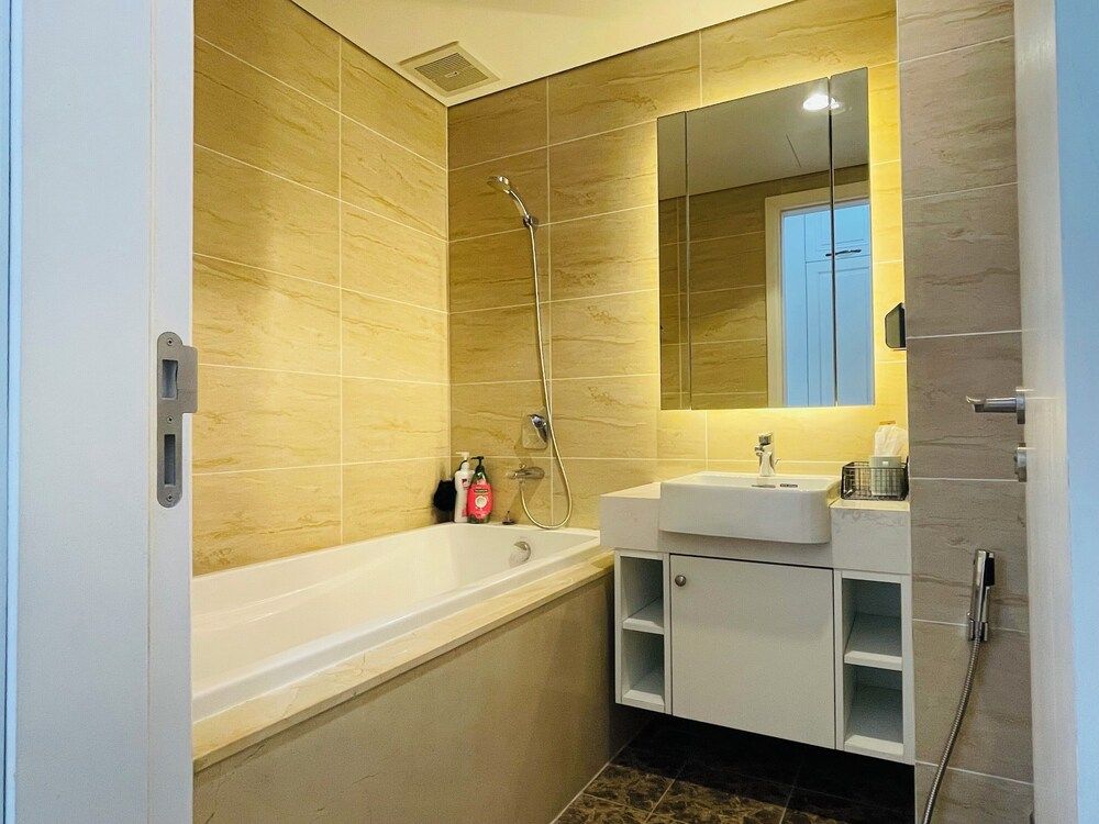 Vinhomes D'Capitale - Luna's House Apartment, 2 Bedrooms, City View 10