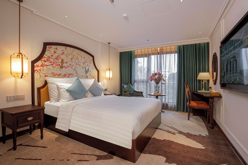 Premier King Room with City View