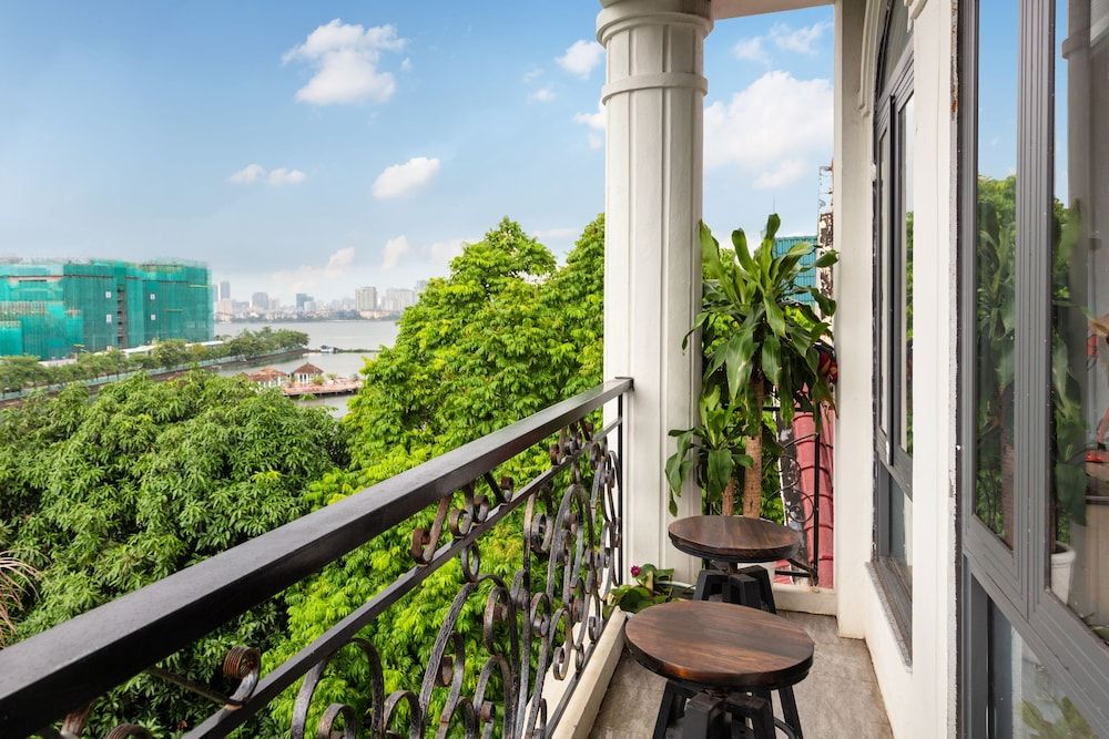 Deluxe Studio, 1 Bedroom, Balcony, Lake View