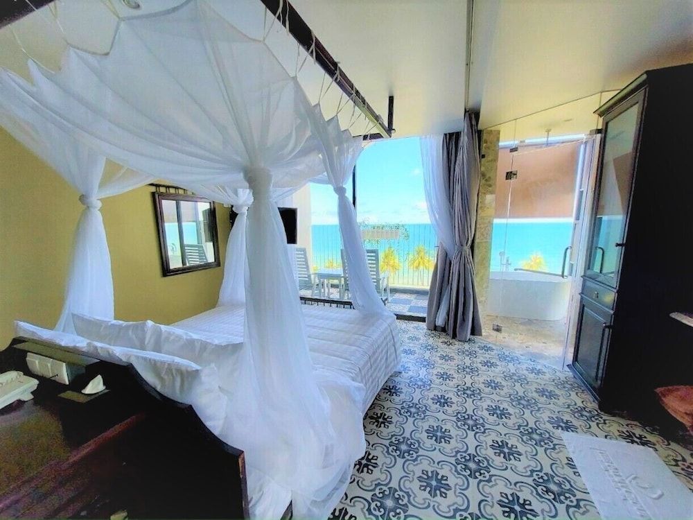 Executive Room, 1 King Bed, Bathtub, Beach View
