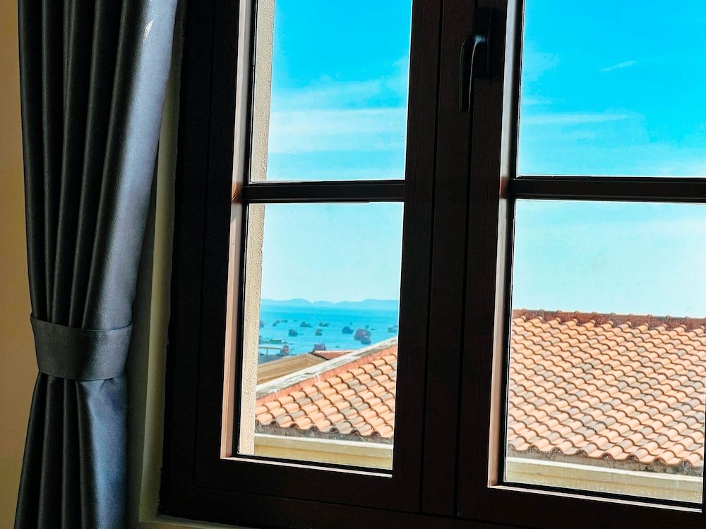 Sea Sunset Hotel Family Quadruple Room 8